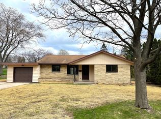 216 Kenwood Dr, Thiensville, WI 53092