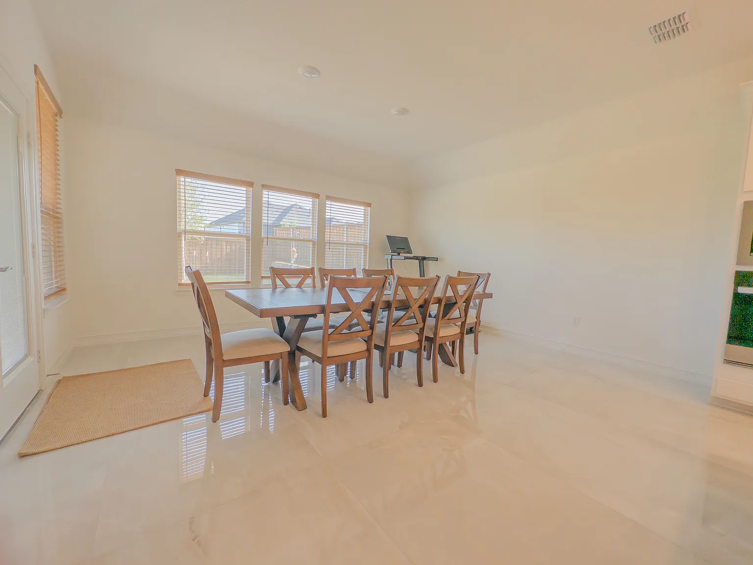 4 bed, 2.5 bath, 2820 sqft, $2,999 — Photo 2