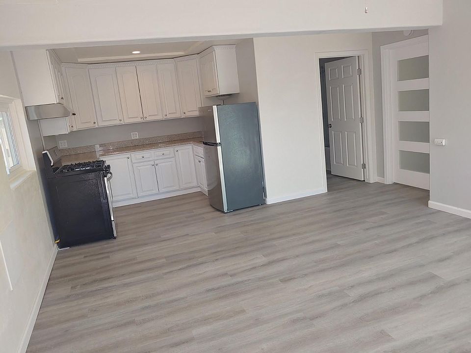 2nd image of 5518 Riley St #5518