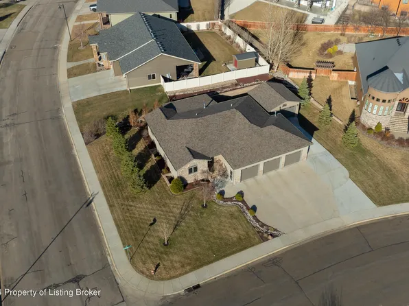 1578 Grasslands Dr, Dickinson, ND 58601