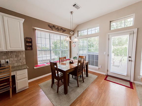 5th image of 3224 Oak Meadow Dr