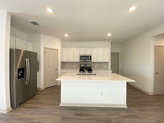 3rd image of 121 Sweetwater Creek Ln