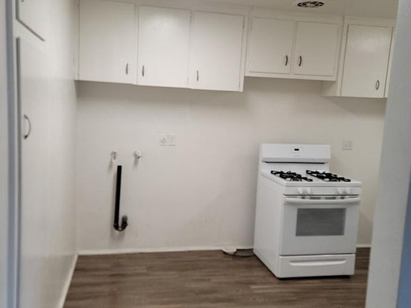 4th image of 260 S Oak St #260