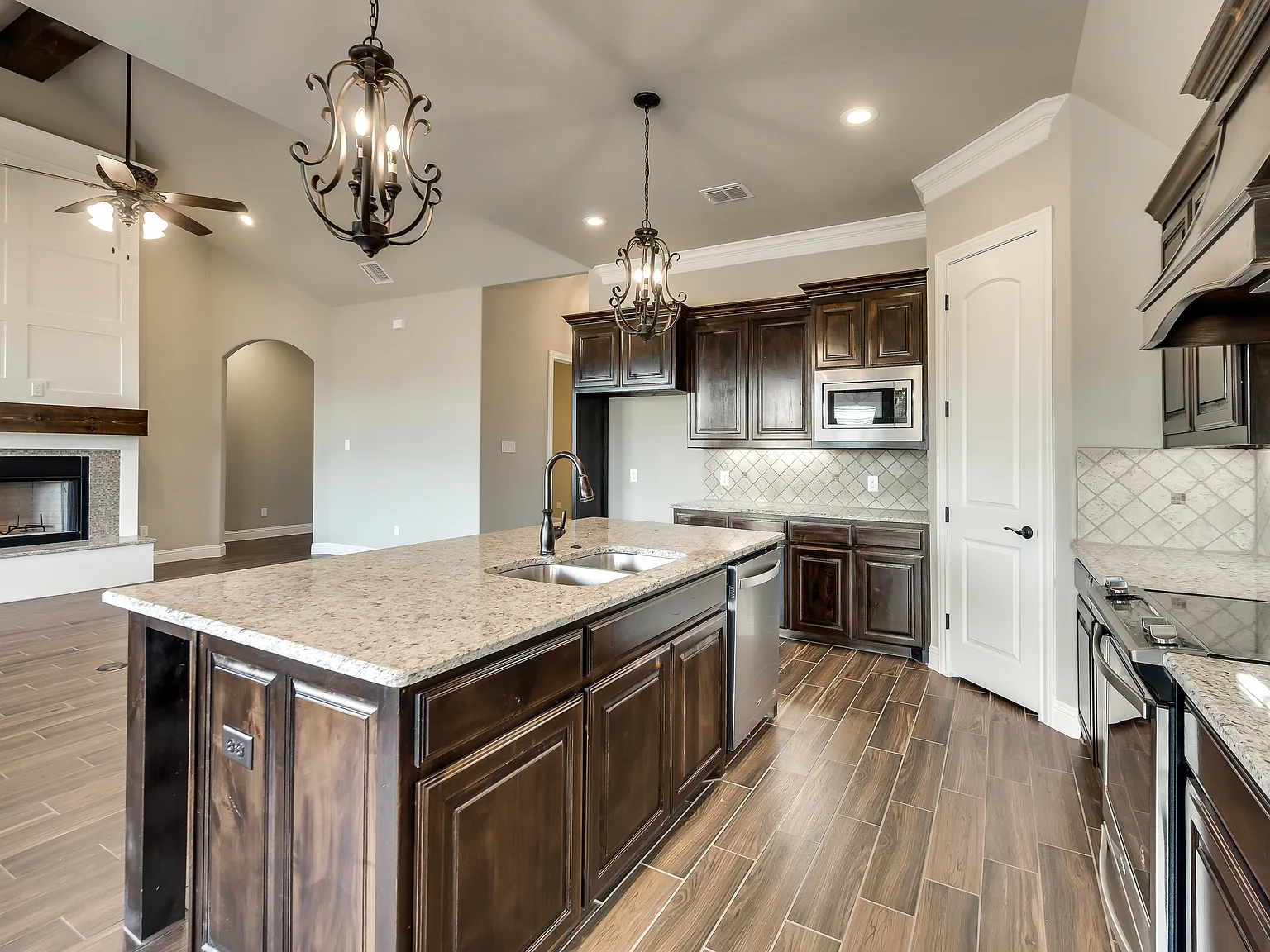 4 bed, 2017 sqft, $2,300 — Photo 4