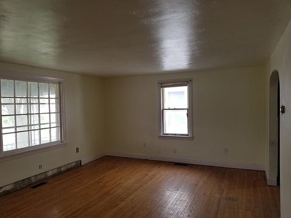 3rd image of 121 Lincoln Ave