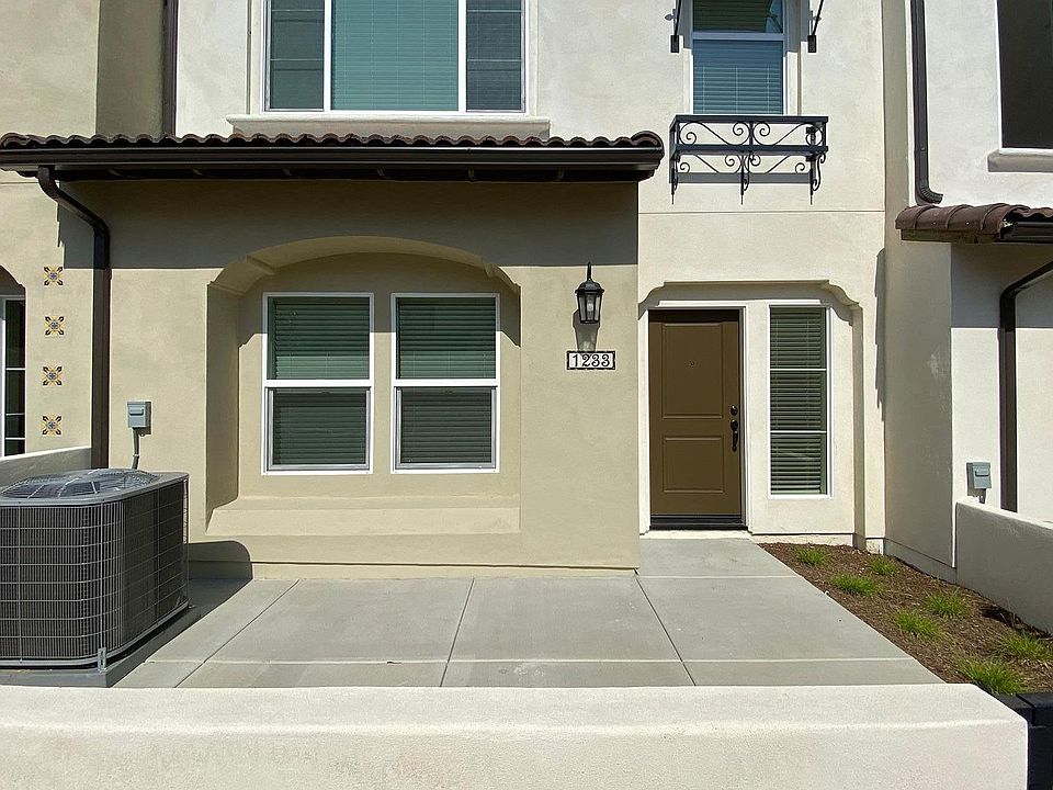 1st image of 952 E Huntington Dr