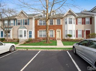 6 Hudson Ct, Franklin Park, NJ 08823