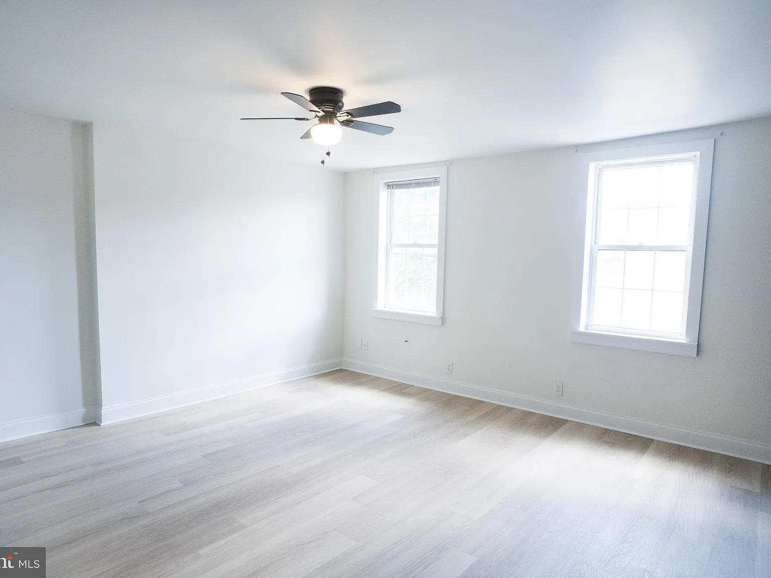 3 bed, 1.0 bath, 1100 sqft, $2,100 — Photo 2