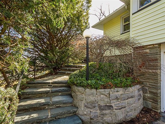 3rd image of 245 Winton Rd S