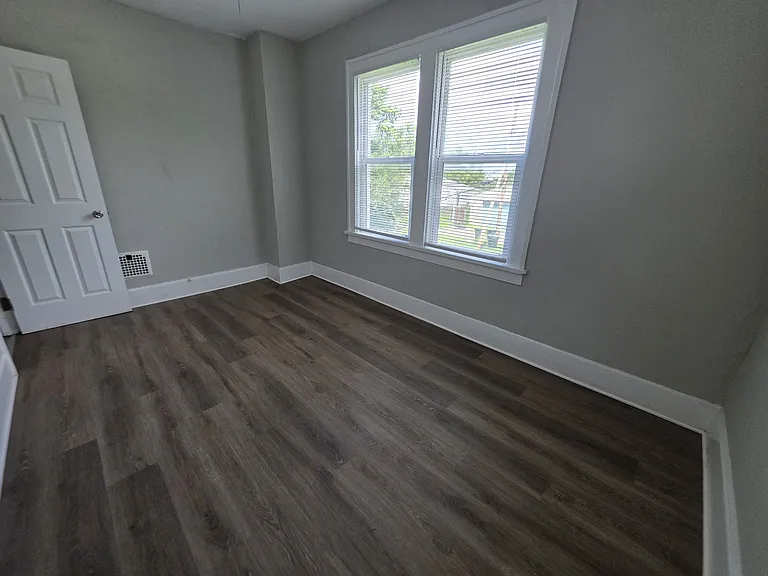826 Leona Ave — Photo 16