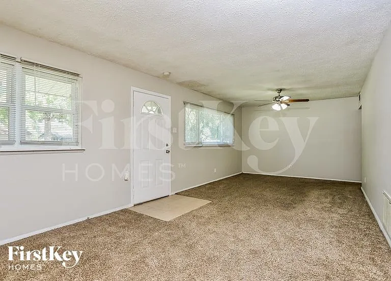 508 Saratoga Ln — Photo 3