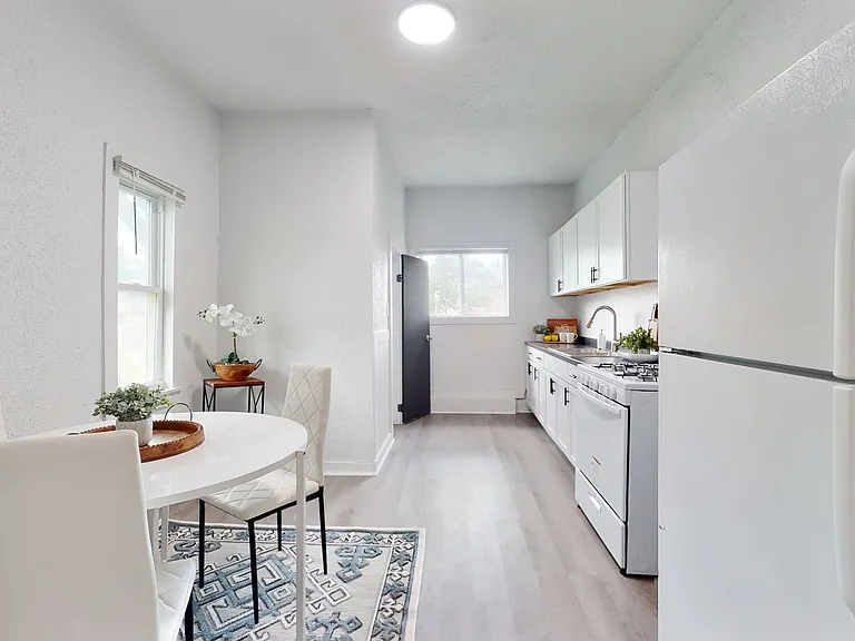 319 Franklin Ave — Photo 13