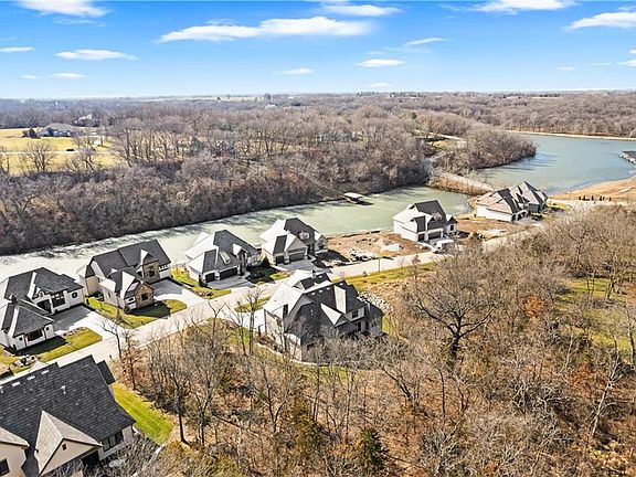 4th image of 90 Cove Ct