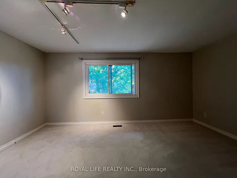 10 Saddletree Dr — Photo 31