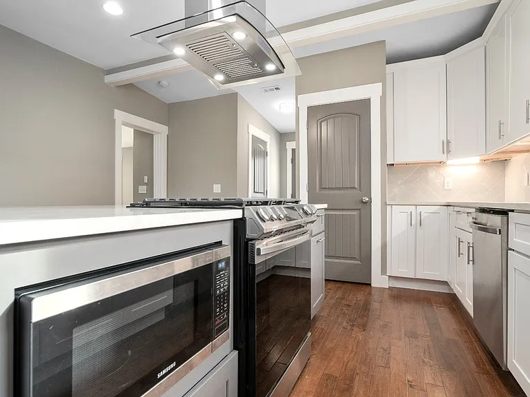 51 Green St — Photo 18