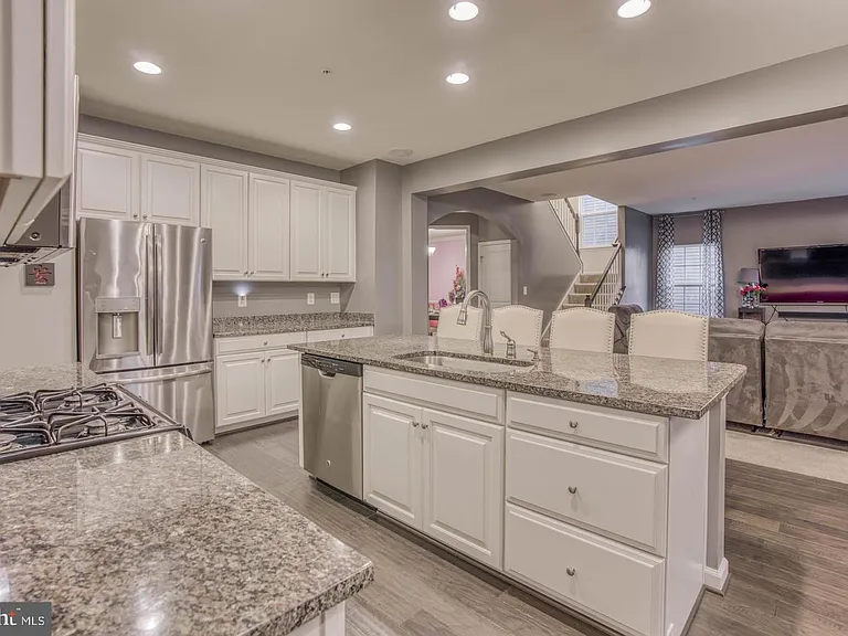 728 Falcon Ln — Photo 5