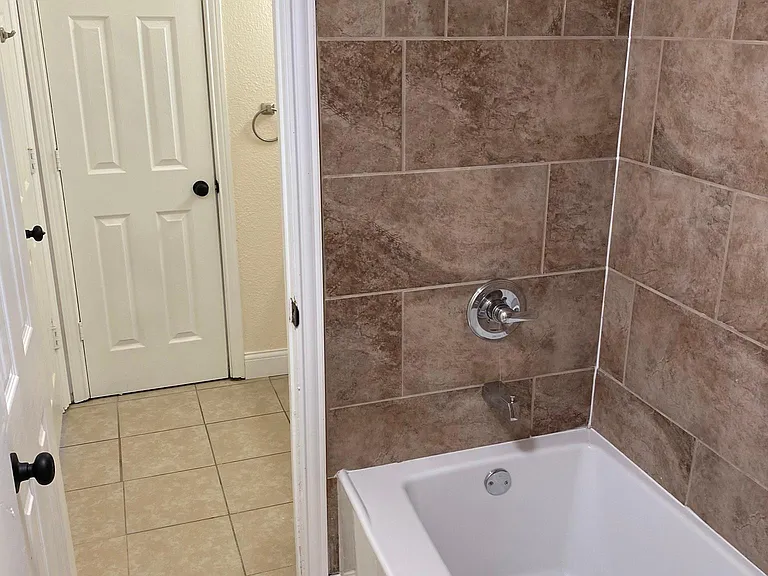 2421 Lakeview Cir — Photo 30