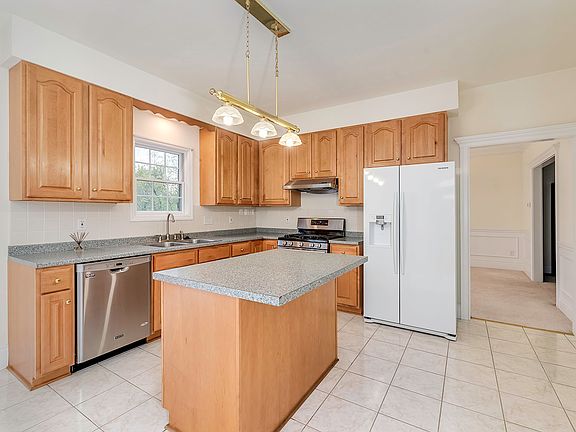 LARGE KITCHEN WITH ISLAND
