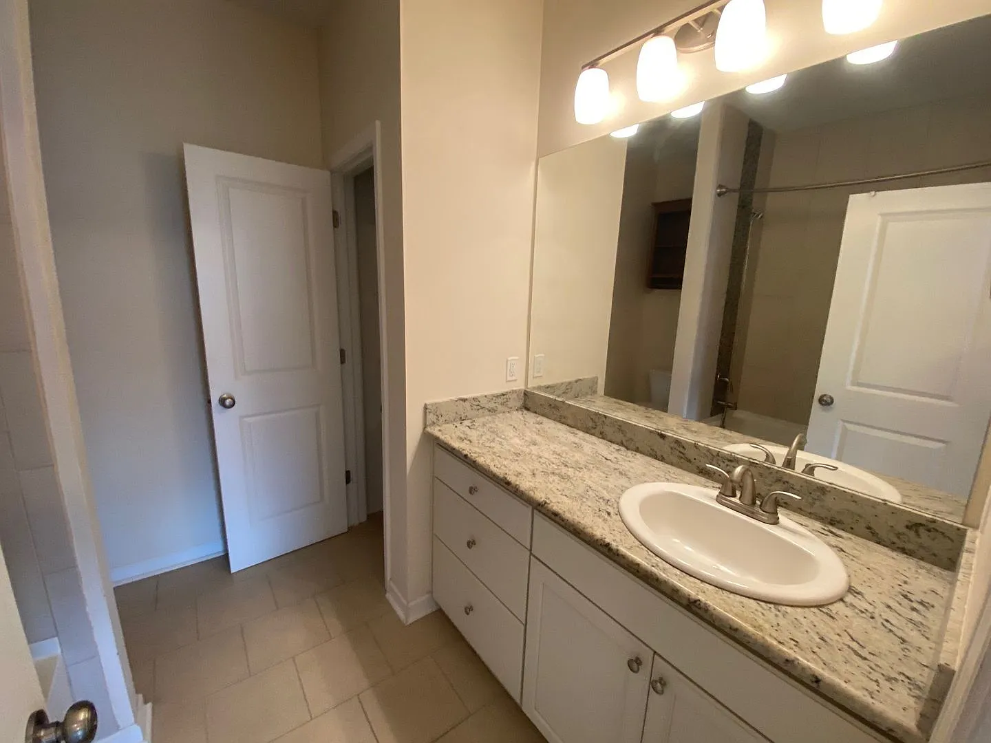Gorgeous 2br/2.5ba Townhome Located Off Of Kaliste Saloom Rd Near Ambassador — Photo 3