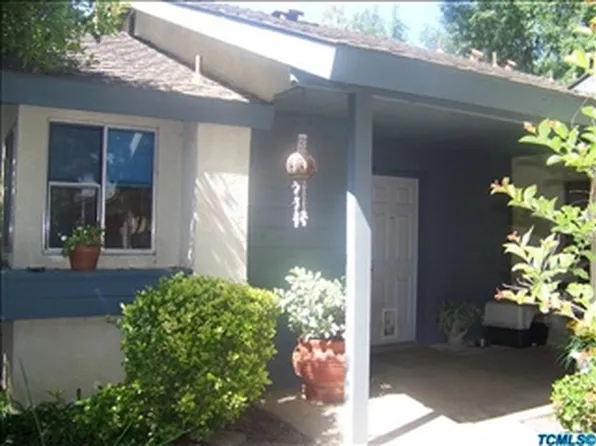 2437 S Meadowbrook Ct, Visalia, CA 93292