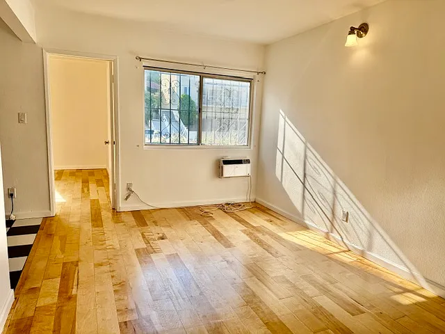 3 bed, 1.5 bath, 900 sqft, $3,595 — Photo 2