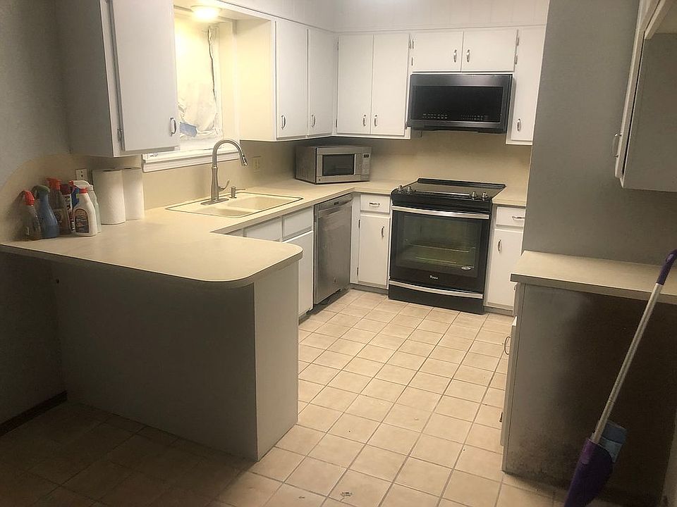 2nd image of 118 N Greenleaf Dr