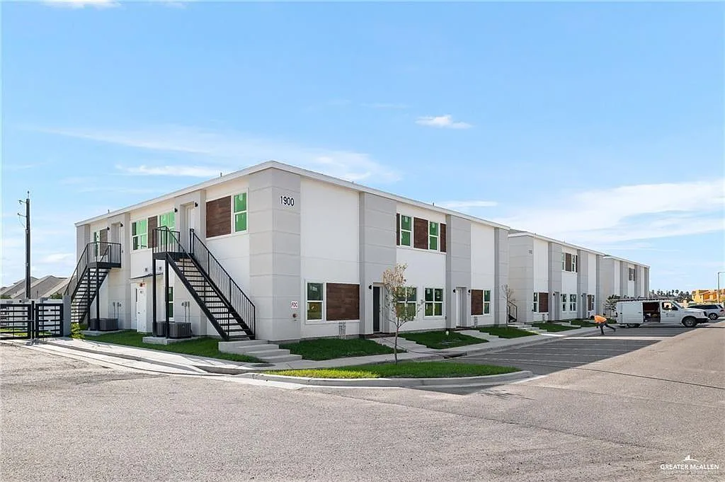2 bed, 2.0 bath, 900 sqft, $1,100 — Photo 1