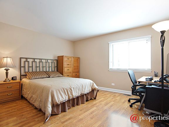 Master Bedroom with En Suite Bathroom and Walk-in