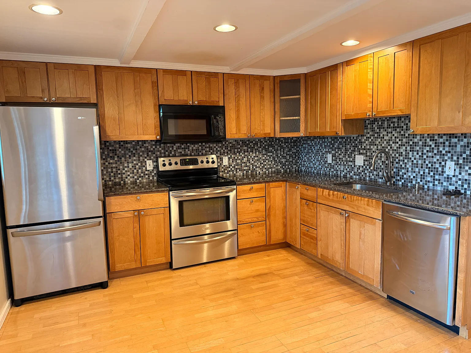 3 bed, 1360 sqft, $2,500 — Photo 4