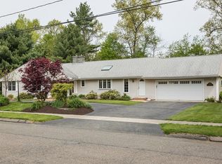 22 Tanglewood Dr, Longmeadow, MA 01106