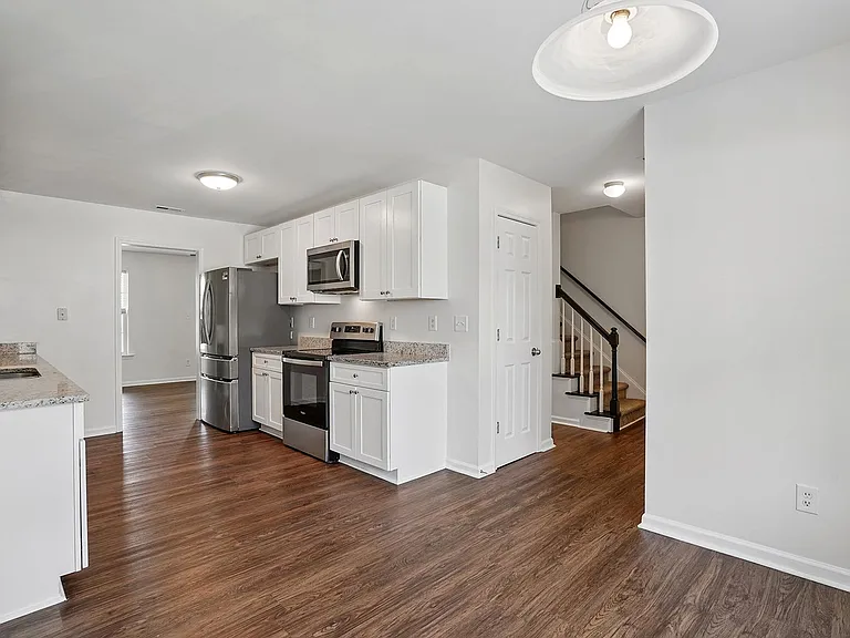 401 Whitehall Ct — Photo 9