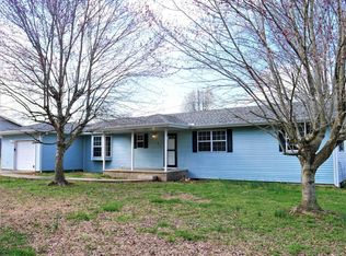 813 Kirkwood Dr, Aurora, MO 65605