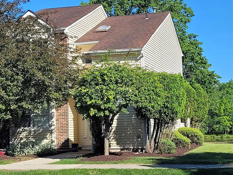 40 Brick Pond Rd — Photo 2