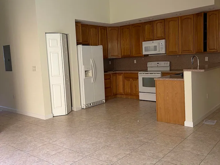 4171 Gulfstream Rd NE — Photo 3