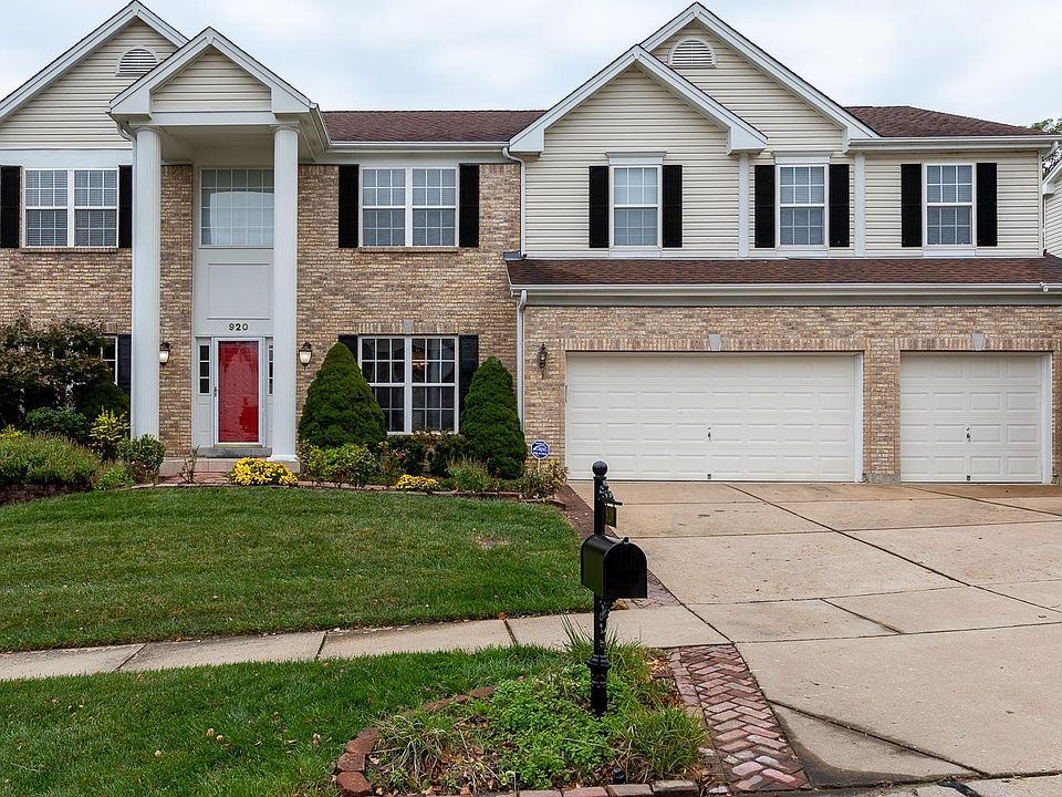 1st image of 920 Bellerive Manor Dr