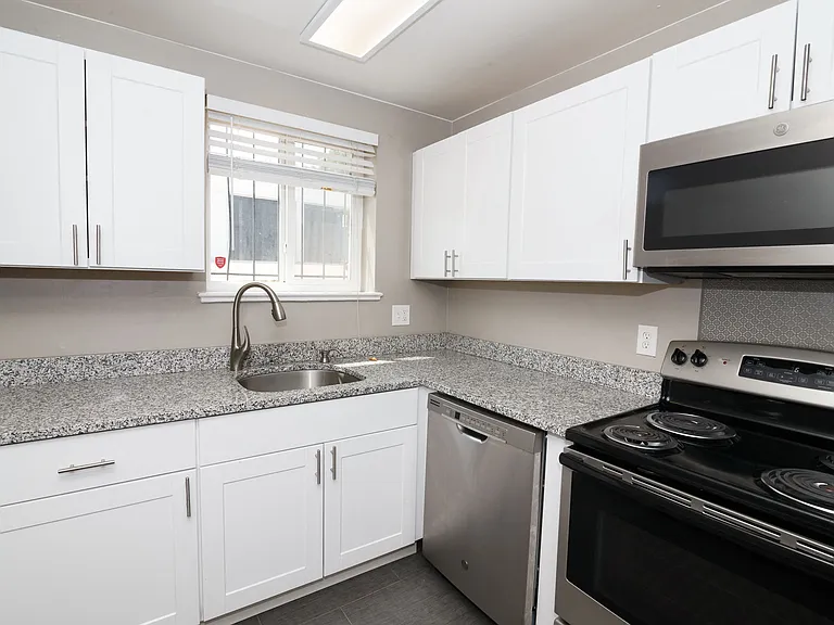 Clay Street Apartments — Photo 37