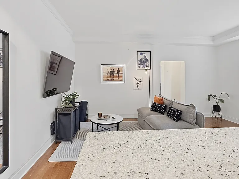 4489 Broadway #2D — Photo 2