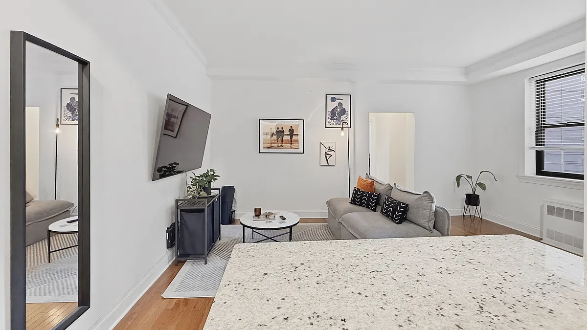 Building Photo - 4489 Broadway #2D