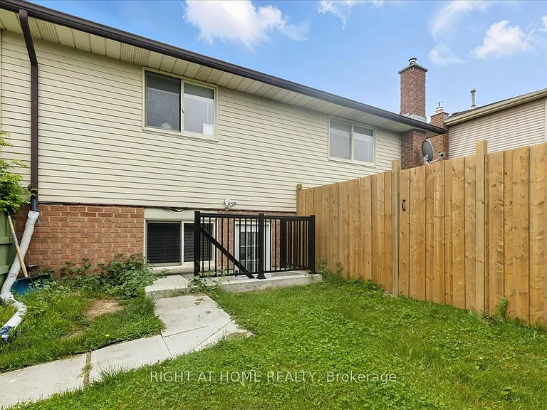 1 Lorilee Cres — Photo 12