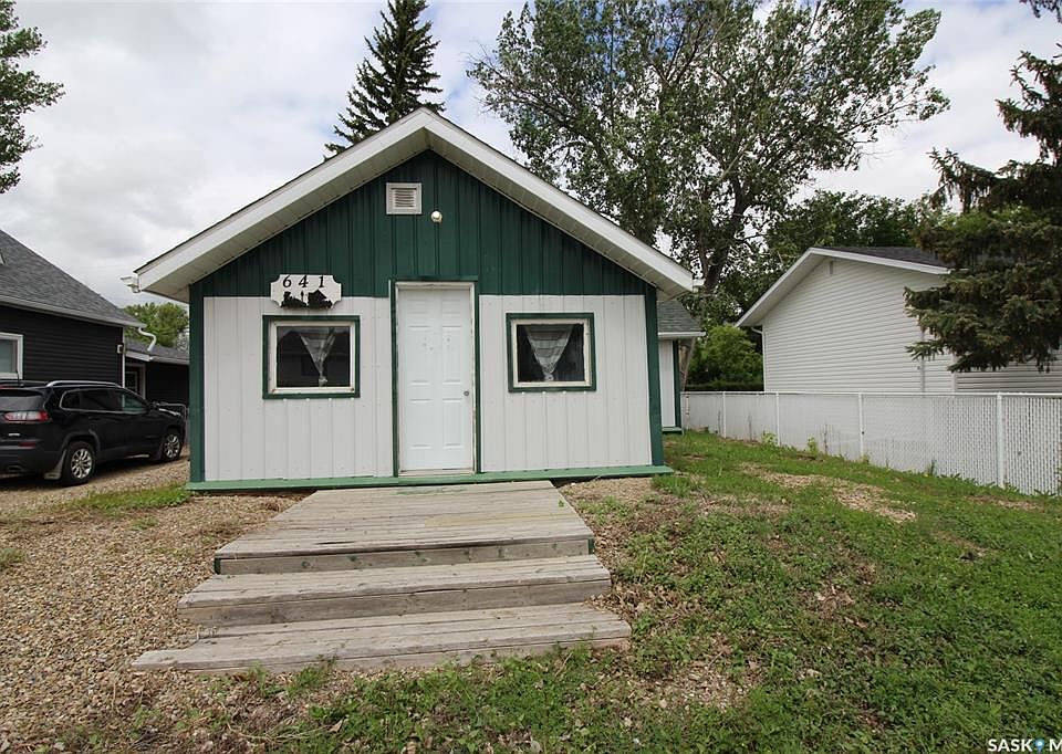 1st image of 641 Railway AVENUE