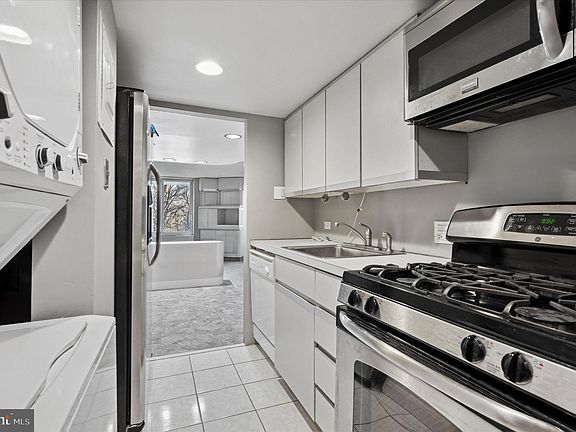 5th image of 604 S Washington Sq APT 408