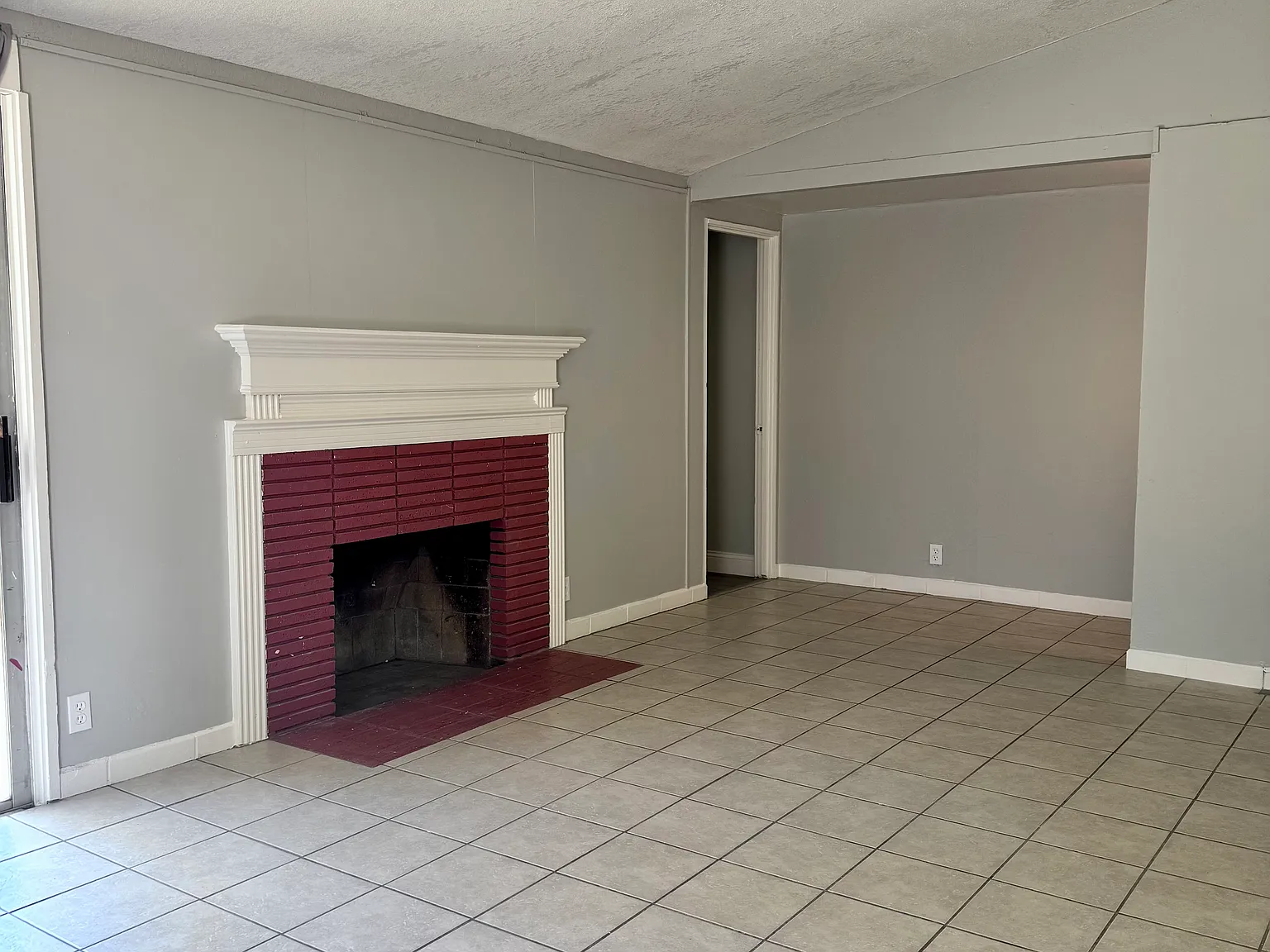 3914 N Mariposa St — Photo 2