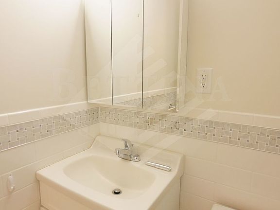 5th image of 320 E 9th St APT 601