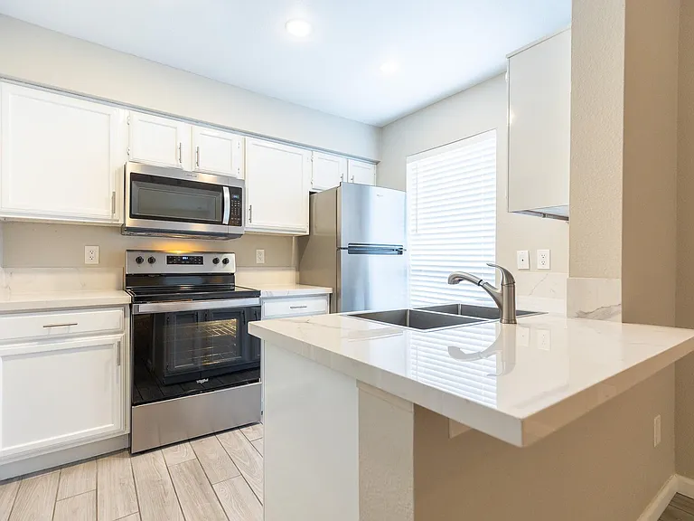 3900 Woodchase Dr #13 — Photo 7