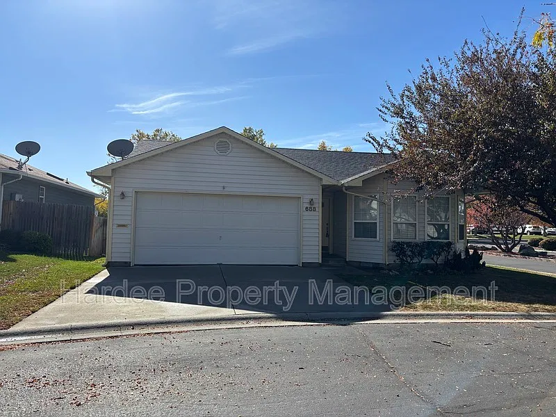 3 bed, 2.0 bath, 1400 sqft, $1,875 — Photo 2