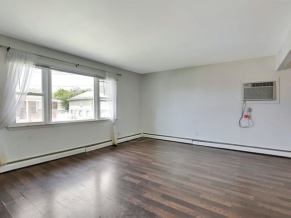 4th image of 93 Clement Ave