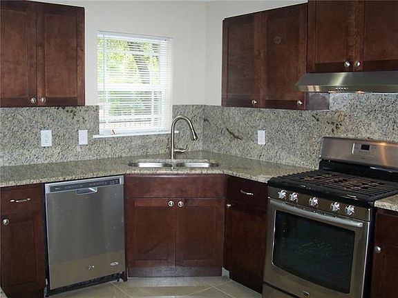 5th image of 102 E 15th St