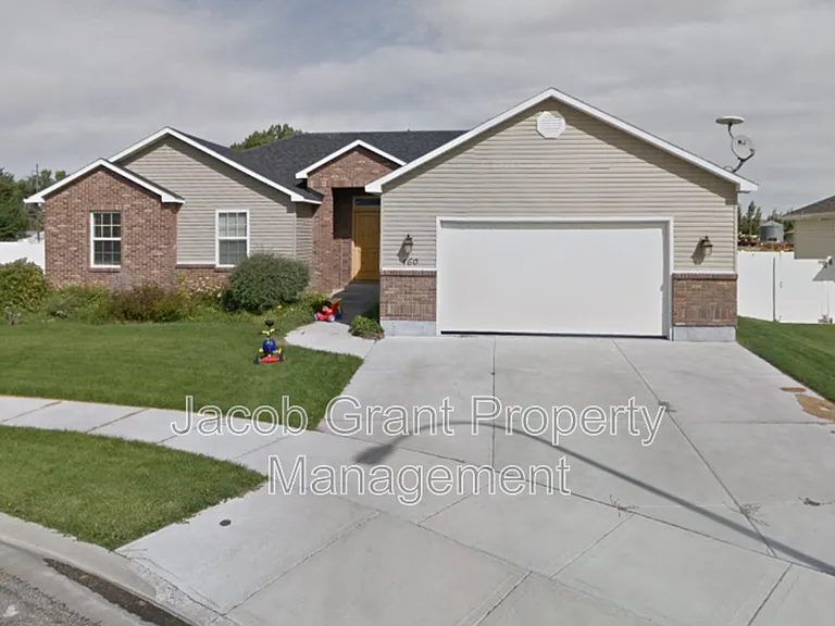 460 Lacosta Dr — Photo 1