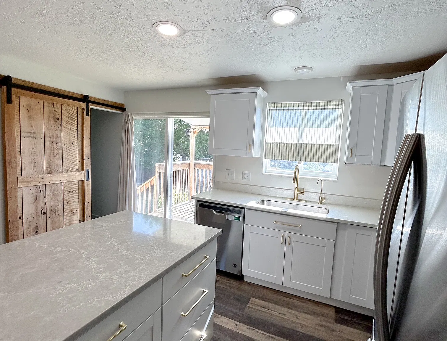 Newly Updated - 2 bed, 1 bath - Upstairs Unit — Photo 3