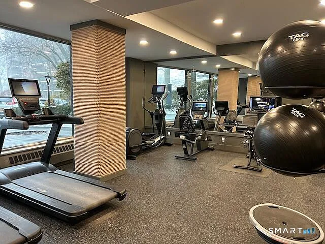 2 bed, 1.0 bath, 925 sqft, $2,787 — Photo 2